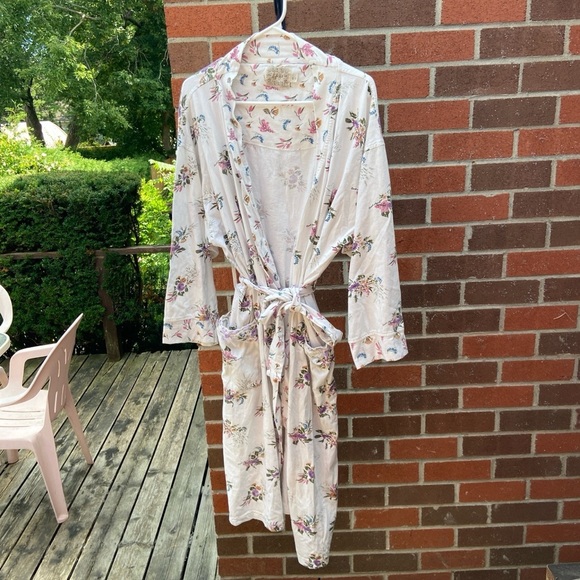 Vintage Other - Vintage White Floral robe with tie waist